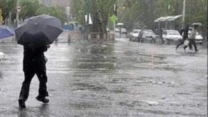 حالة الطقس اليوم: أمطار غزيرة وبرق ورعد تؤثر على حركة المرور والأنشطة الخارجية